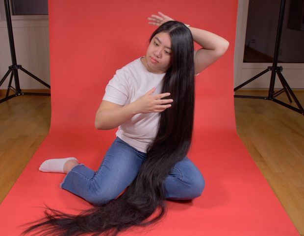 VIDEO - Really long black hair on red