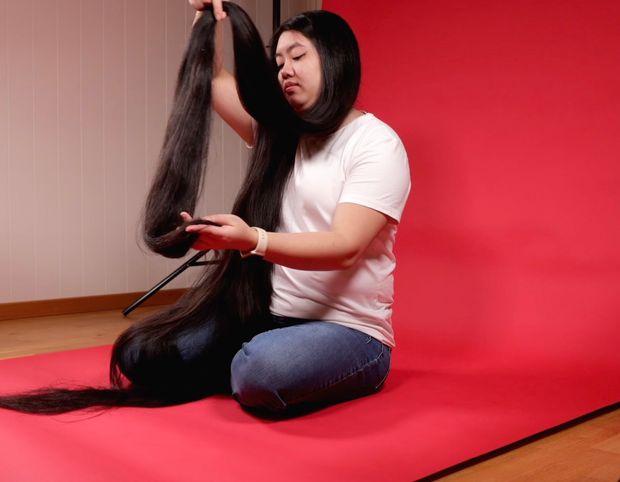 VIDEO - Really long black hair on red