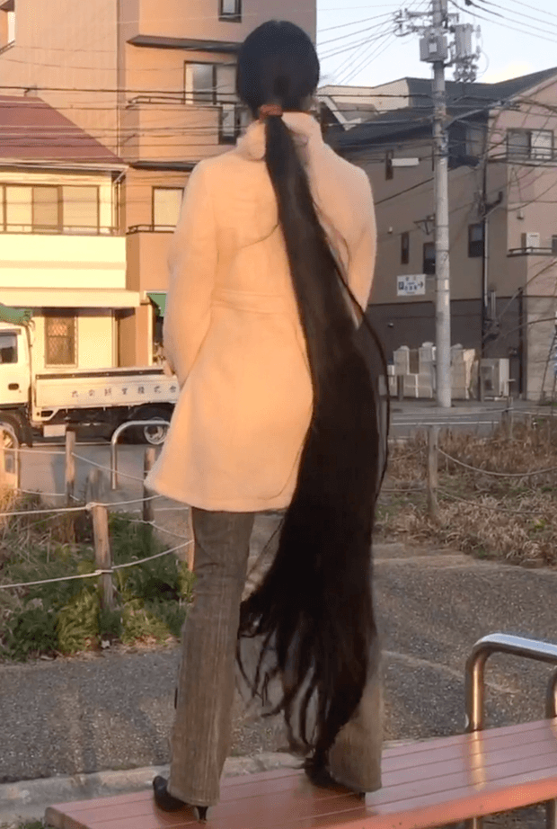 VIDEO - Floor length hair in public 2