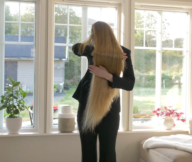 VIDEO - Extremely perfect thigh length hair