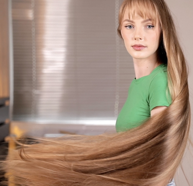 VIDEO - Super beautiful blonde Rapunzel