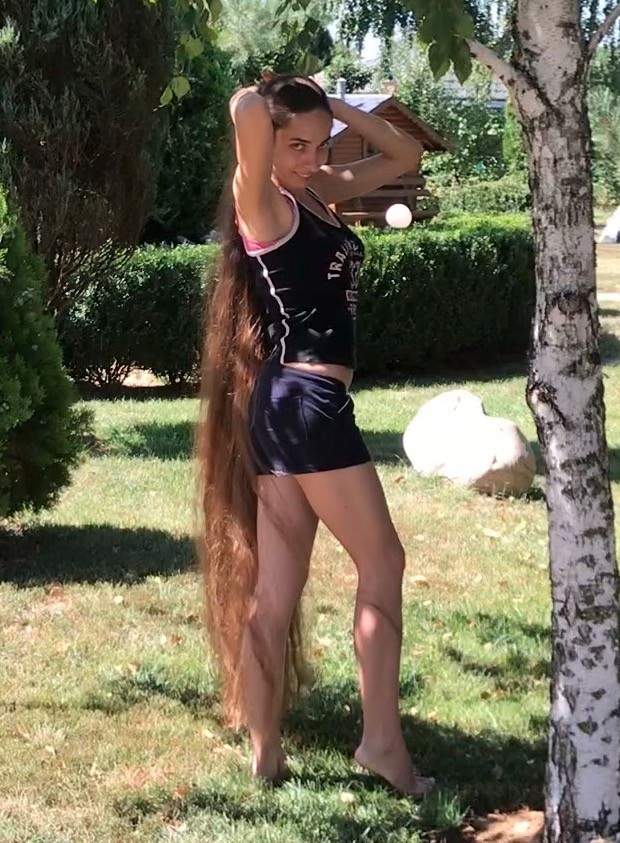 VIDEO - Floor length hair tree
