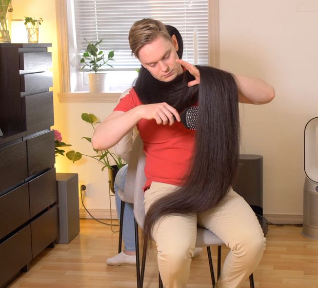 VIDEO - Using her hair as his own