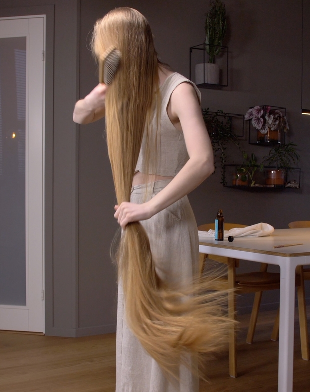 VIDEO - Super long blonde hair oiling and brushing