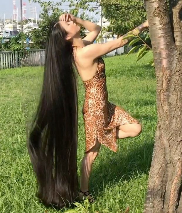 VIDEO - The longest black hair you have ever seen