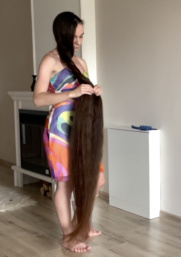 VIDEO - Ivanna loves her hair length