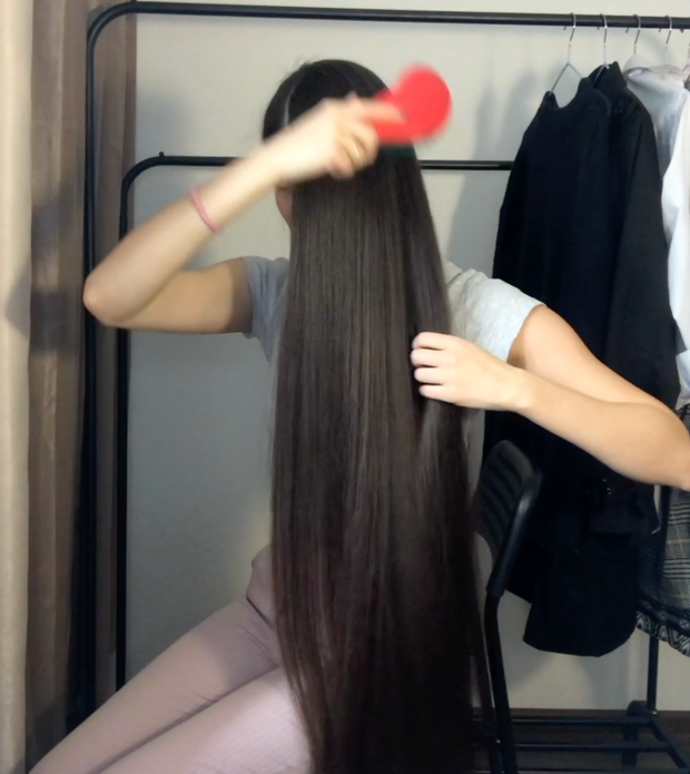 VIDEO - A silky, long, dark mane