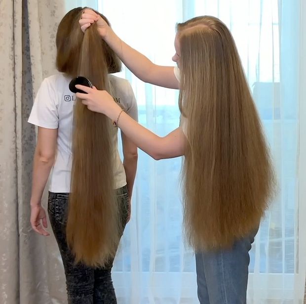 VIDEO - Two sisters with a lot of hair