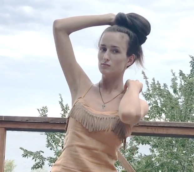 VIDEO - Aleksandra´s outside hair play