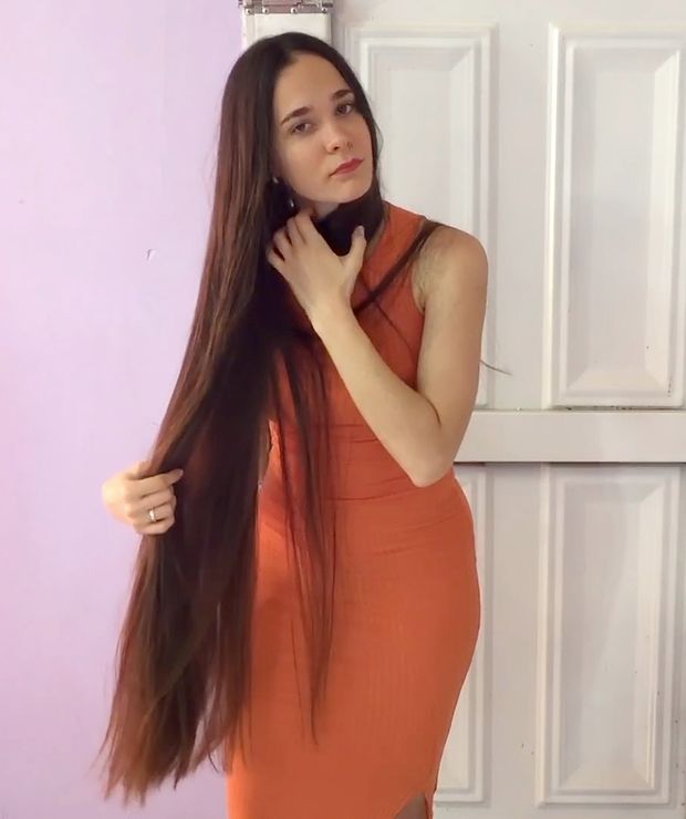 VIDEO - Beautiful Pamela&#x27;s orange dress