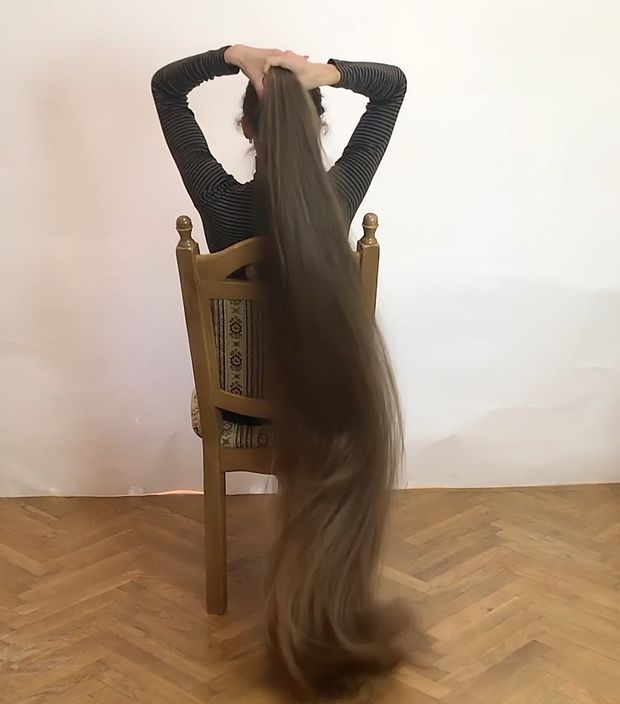 VIDEO - Floor length hair display