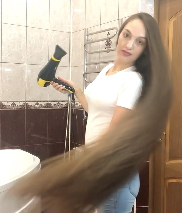 VIDEO - Long hair shampoo in the tub