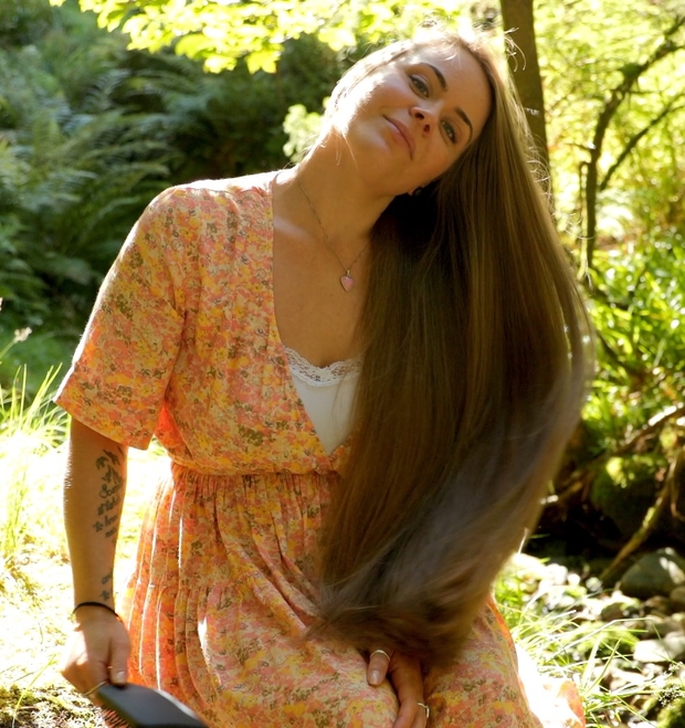 VIDEO - Magical hair brushing