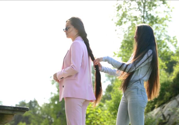VIDEO - Two sisters by the sea