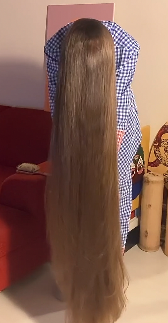 VIDEO - Extreme calf length hair in front of her face (part 1)