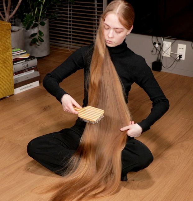 VIDEO - Blonde calf length hair floor show
