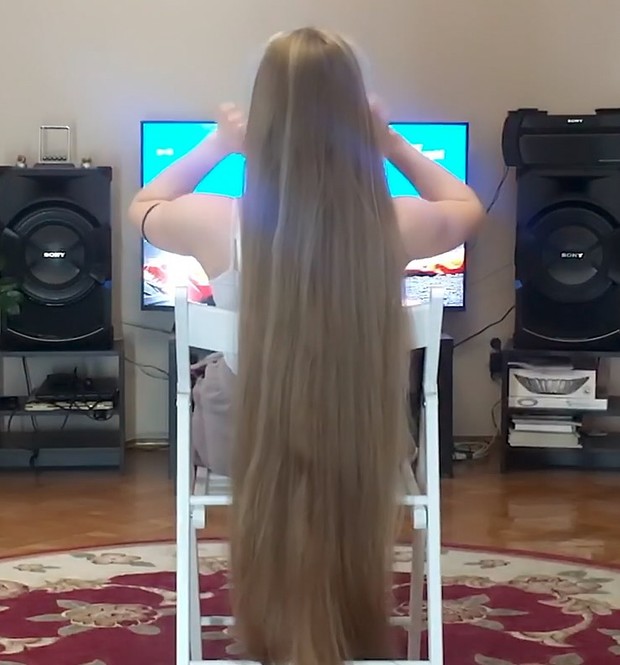 VIDEO - Blondie&#x27;s long hair show
