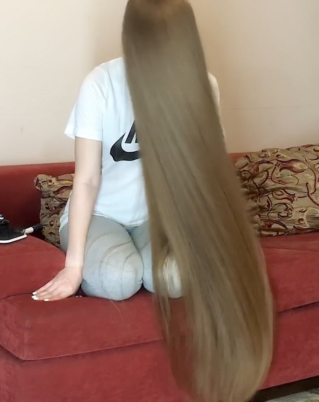 VIDEO - Red sofa, blonde hair