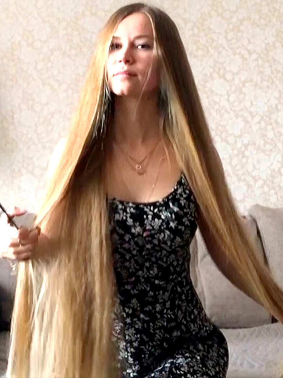 VIDEO - Blonde Rapunzel working out