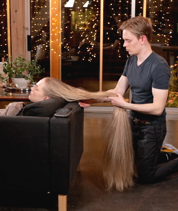 VIDEO - A lot of blonde hair to play with