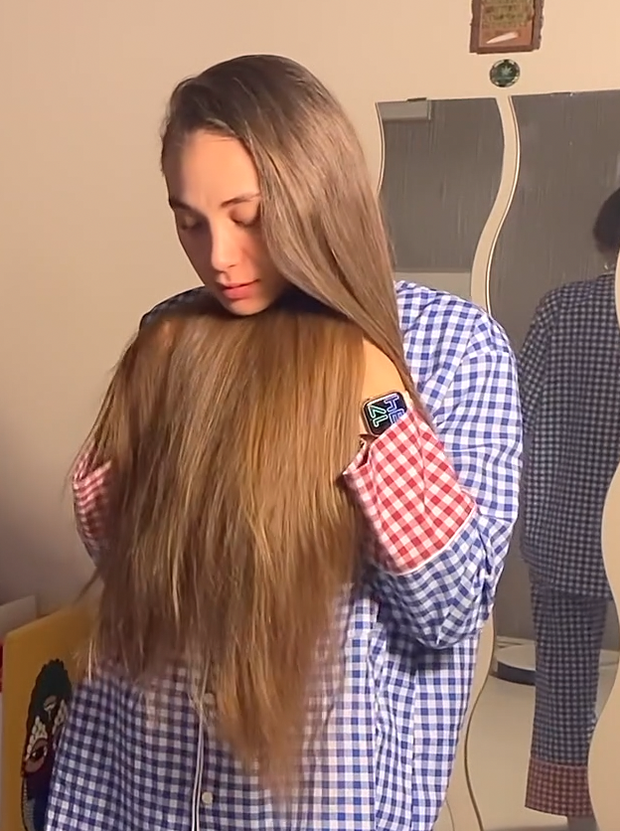 VIDEO - Extreme calf length hair in front of her face (part 1)