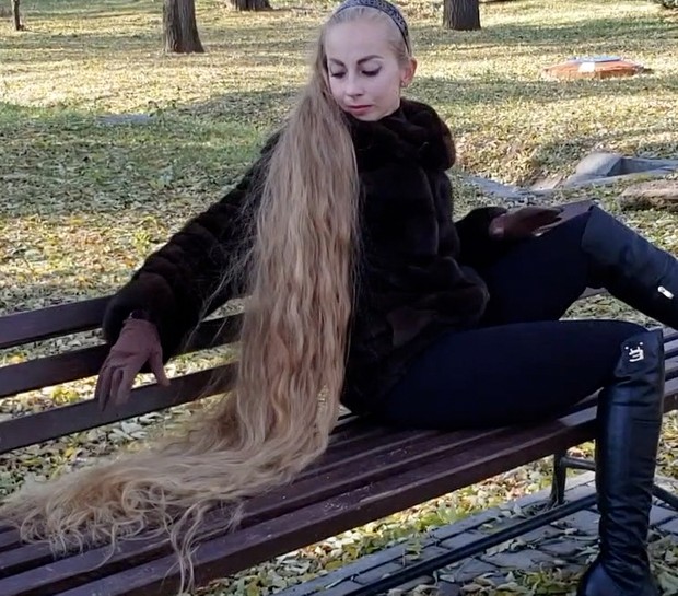 VIDEO - Blonde Rapunzel in the park