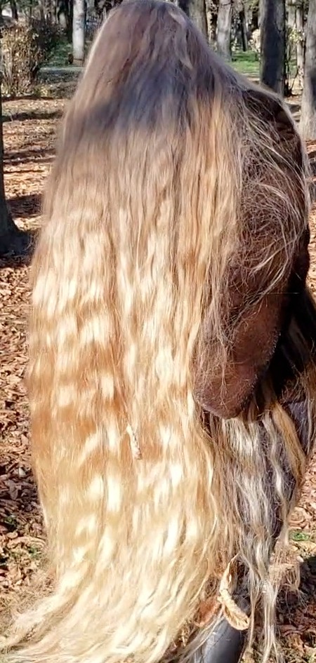 VIDEO - Blonde Rapunzel in the park