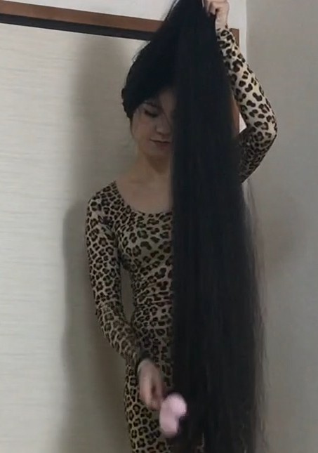 VIDEO - In front of her face 5