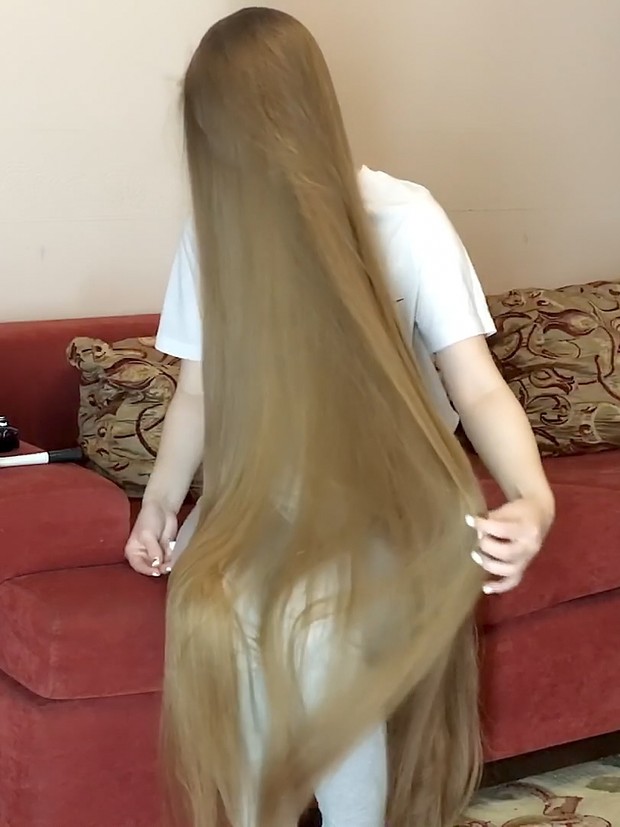 VIDEO - Red sofa, blonde hair