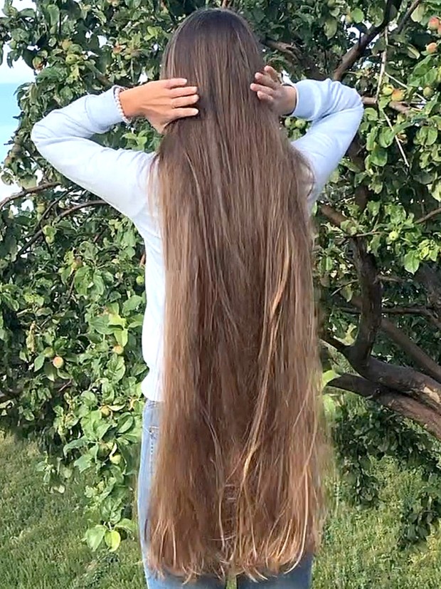 VIDEO - Her long hair is very silky