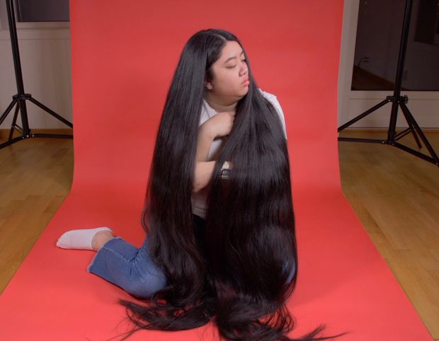 VIDEO - Really long black hair on red
