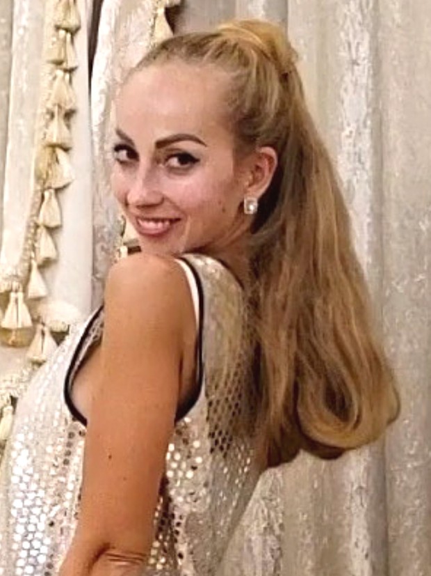VIDEO - Super long folded blonde hair