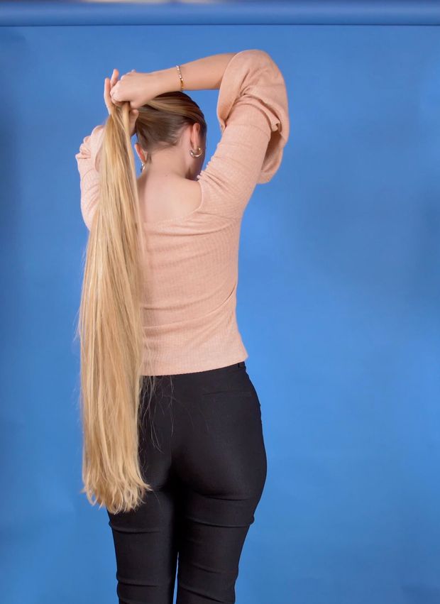 VIDEO - Hair bun perfection on blue