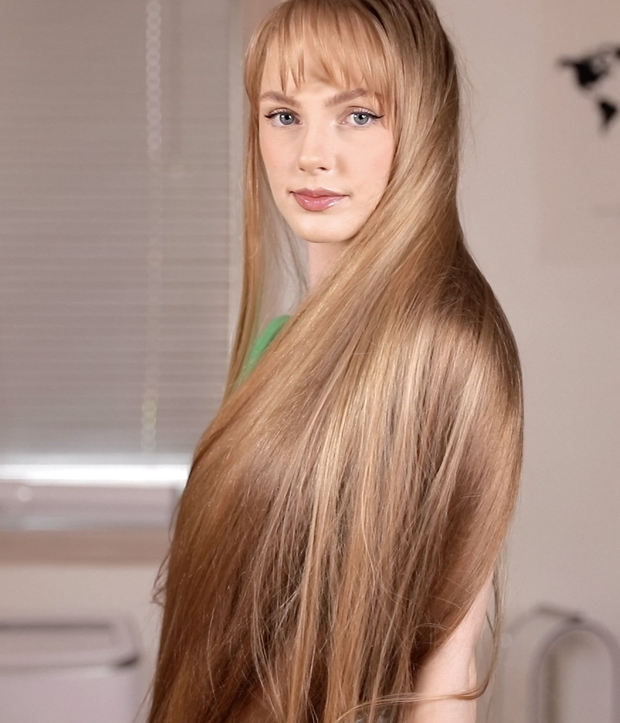 VIDEO - Super beautiful blonde Rapunzel