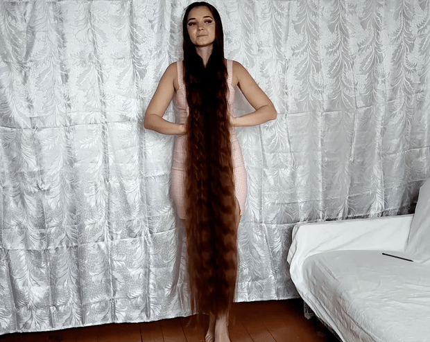 VIDEO - Margarita&#x27;s super long, creative hair play