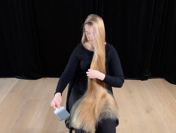 VIDEO - Perfect blonde hair length display and brushing in lap (part 2)