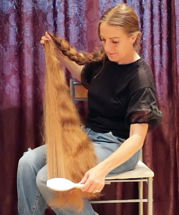 VIDEO - From a massive braid to a very massive mane