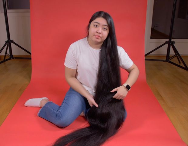 VIDEO - Really long black hair on red