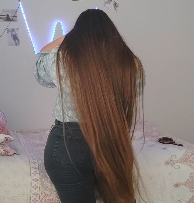 VIDEO - Her daily hair play
