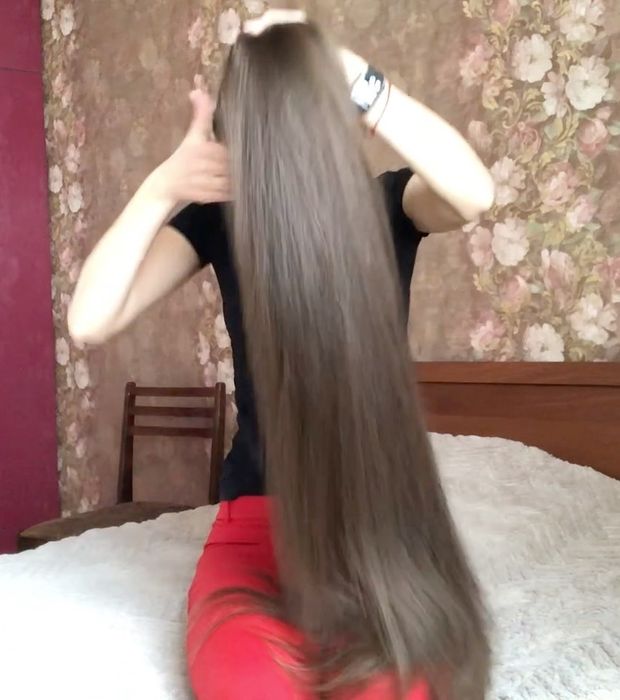 VIDEO - Super soft bundrops in front of her face