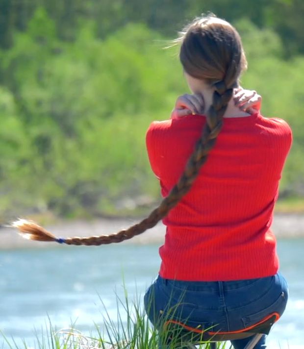 VIDEO - Rapunzel sitting by the water