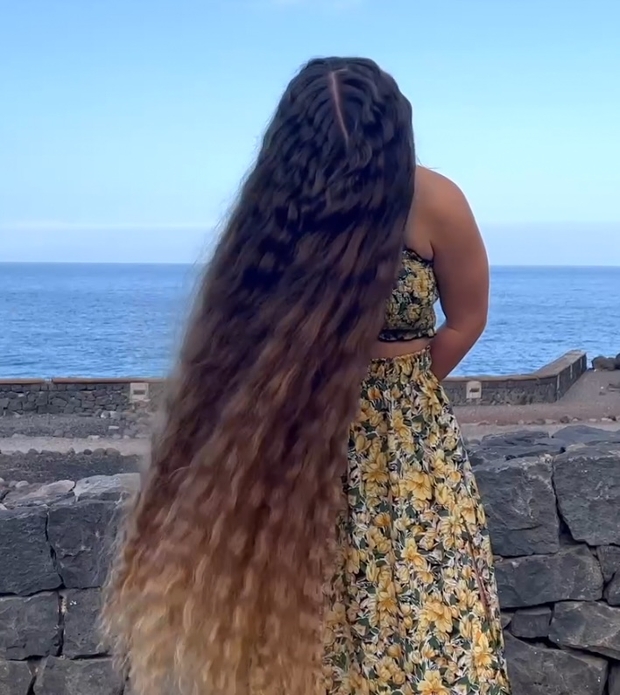 VIDEO - Natalia&#x27;s beautiful hair show by the sea