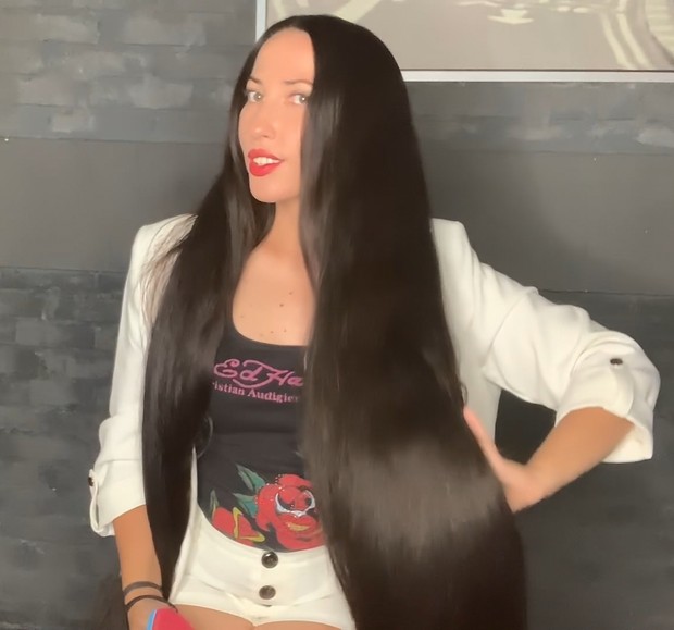 VIDEO - Mila&#x27;s high ponytail