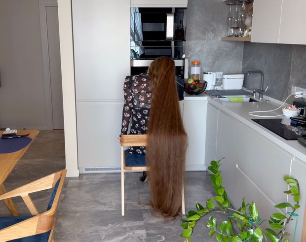 VIDEO - Lady with two meter long hair