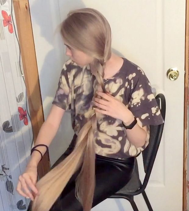 VIDEO - The blonde with the silky hair