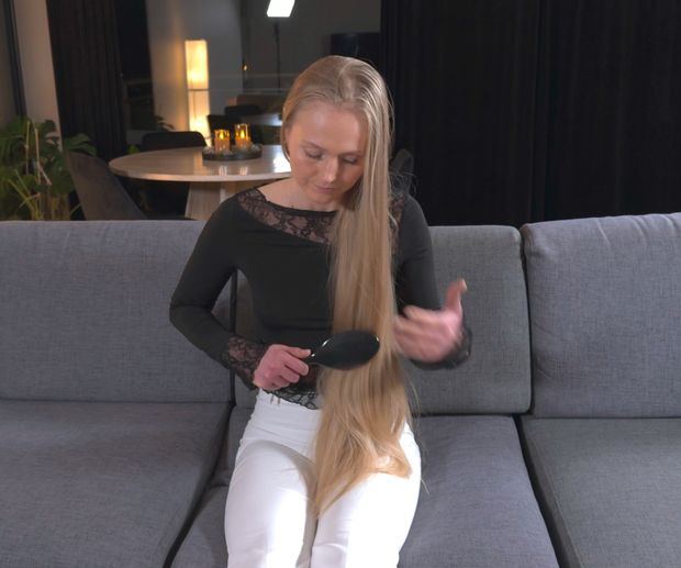 VIDEO - Blonde braid and hair flips