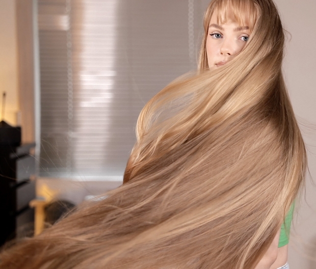 VIDEO - Super beautiful blonde Rapunzel