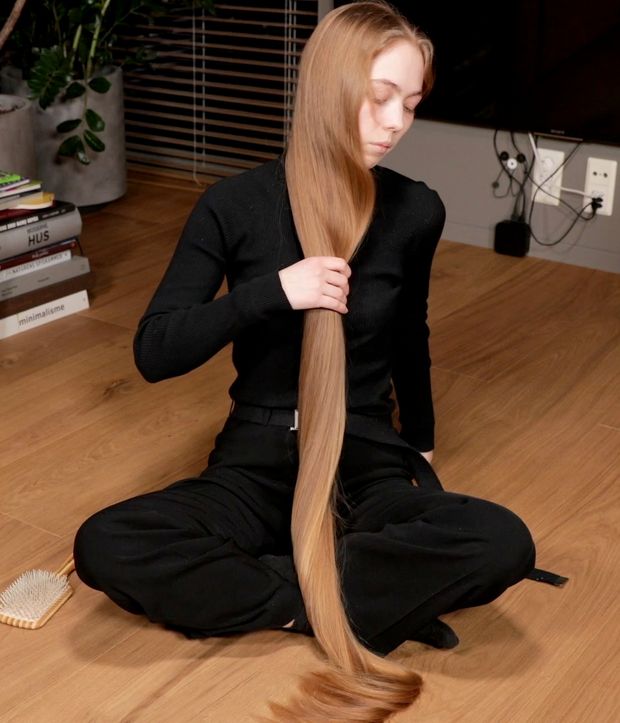VIDEO - Blonde calf length hair floor show