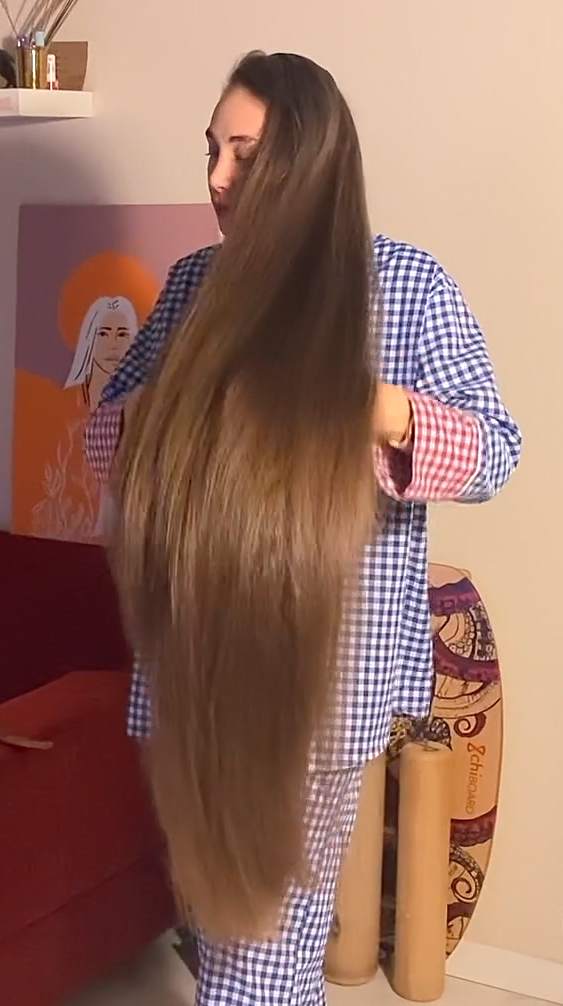 VIDEO - Extreme calf length hair in front of her face (part 1)