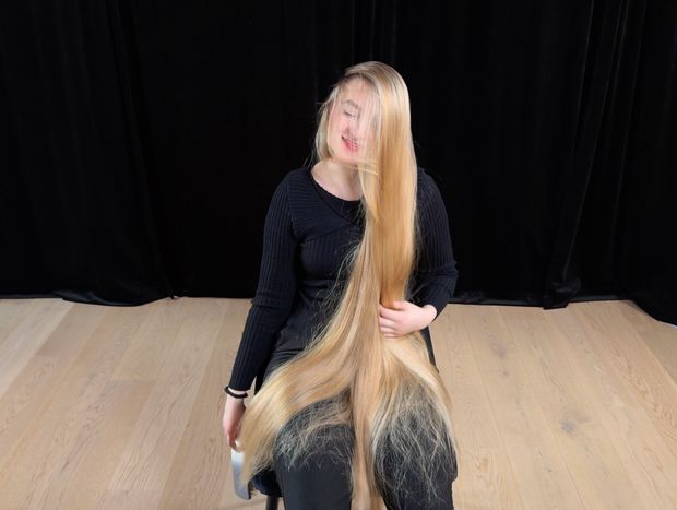 VIDEO - Perfect blonde hair length display and brushing in lap (part 2)